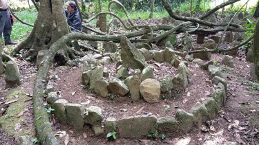 Situs batu melingkar di Tasikmalaya, kabarnya bisa memancarkan sinyal internet
