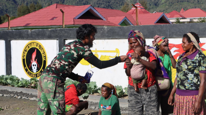 VIVA Militer: Warga di Pos Koper Yonif PR 305 Tengkorak di Intan Jaya.