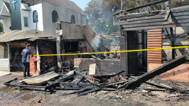 Lapo dan Warkop di Pancoran Mas Depok ludes terbakar