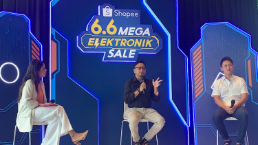 Tech influencer Dhiarcom (tengah).