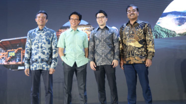 Presiden Direktur PT Amman Mineral Internasional Tbk, Alexander Ramlie dan pejabat perusahaan.