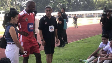 Eric Abidal (baju merah)