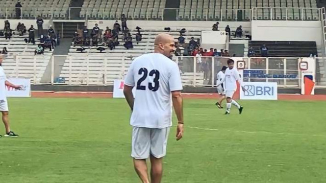 Juan Sebastian Veron main tanpa alas kaki di GBK