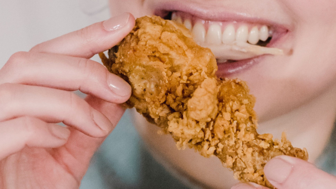 Ilustrasi ayam goreng.