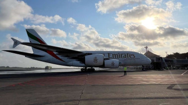 Airbus A380-800 Milik Maskapai Emirates Mendarat di Bali