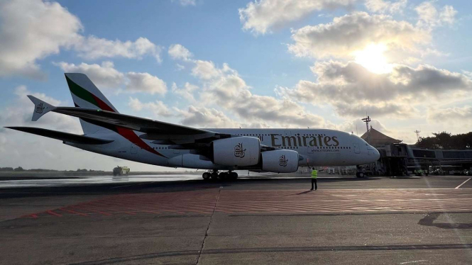Airbus A380-800 Milik Maskapai Emirates Mendarat di Bali
