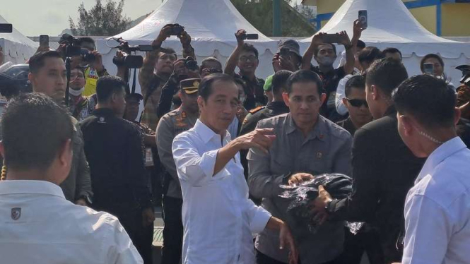 Presiden Jokowi bagi-bagi kaos (foto ilustrasi)