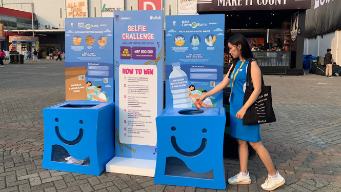Blibli ajak pengunjung BNI Java Jazz festival mengumpulkan sampah.