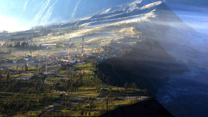 Lautan pasir berselimut salju di Gunung Bromo. 