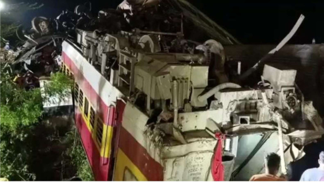 3 Kereta di India Alami Tabrakan Maut