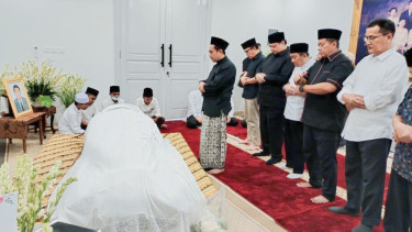 Ketua Umum Partai Golkar Airlangga Hartarto salat zenazah saat melayat.