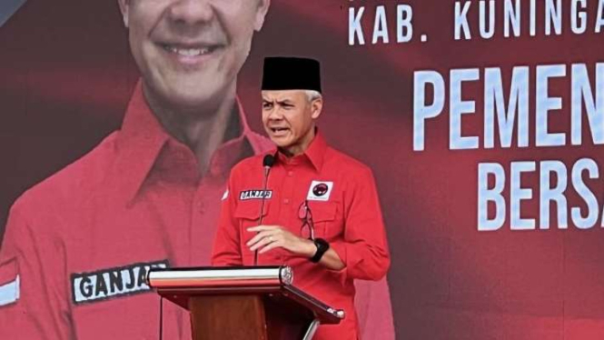 Bakal capres dari PDIP Ganjar Pranowo saat menyampaikan sambutan di Stadion Utama Bima, Kota Cirebon, Jawa Barat, Sabtu, 3 Juni 2023.