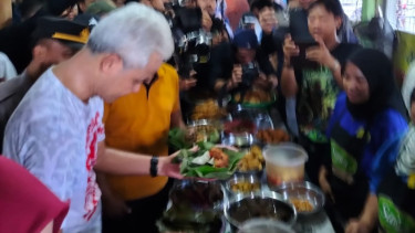 Ganjar Sarapan Nasi Jamblang di Cirebon 