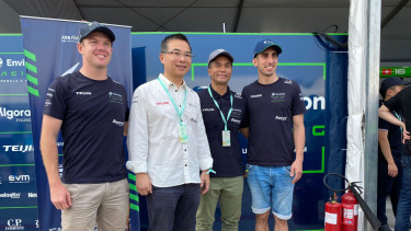 Anindya Bakrie bersama pembalap envision racing