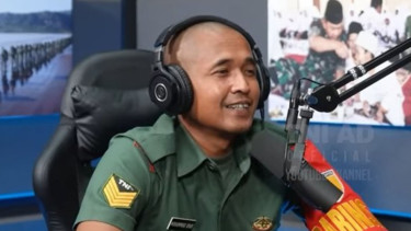 Sersan Mayor Riadi dan anak-anak di Hote