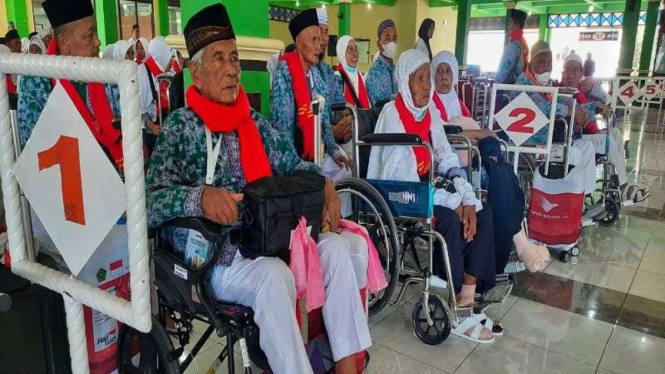 Jemaah haji di Embarkasi Solo, Jawa Tengah, Senin, 5 Juni 2023.