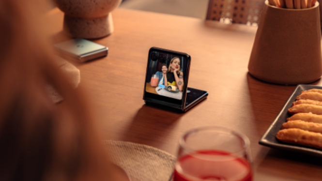 Motorola rilis ponsel lipat terbaru dari series Razr.