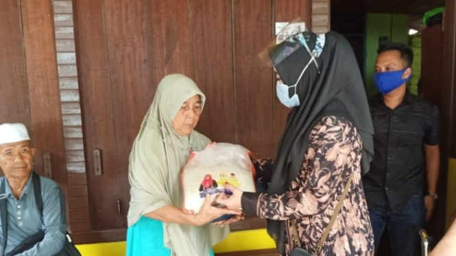 Anggota DPR RI Lisda Hendrajoni saat memberikan paket bantuan