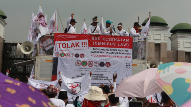 Demo Para Nakes di Depan Gedung DPR RI