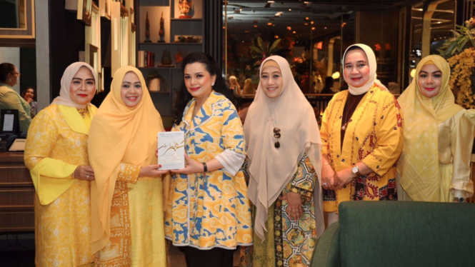Istri dari Ketum DPP Partai Golkar Airlangga Hartarto, Yanti Airlangga, (tengah)