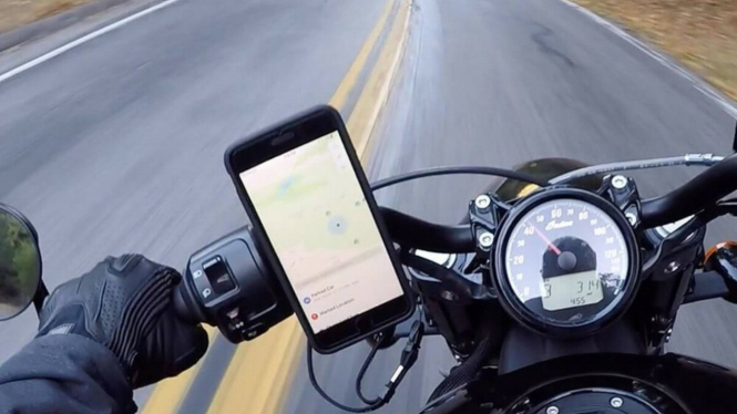 VIVA Otomotif: Ilustrasi pasang smartphone di setang motor