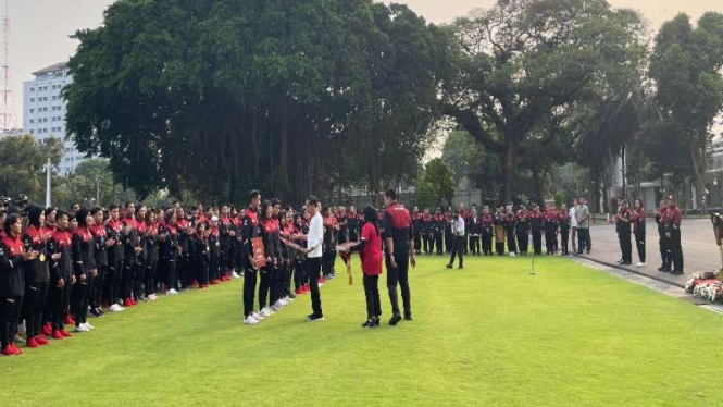 Presiden Jokowi memberikan bonus bagi atlet SEA Games 2023.