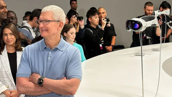 Tim Cook dan Apple Vision Pro. 