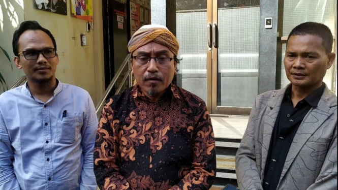 Ahmad Supli (tengah) bersama dua pengacaranya ke Polda NTB