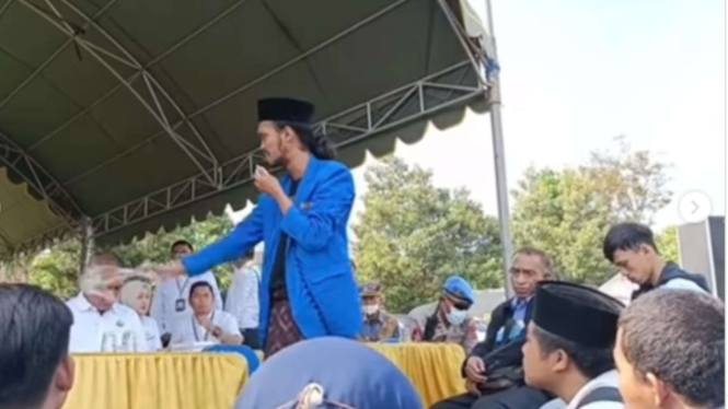 Viral Aktivis PMII Siram Pejabat dengan Air Doa
