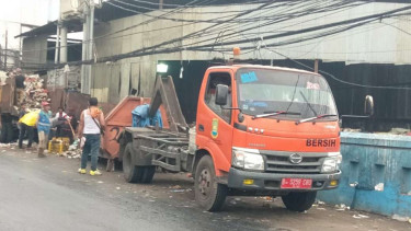 Sampah di seberang Pasar Rubuh, Petir, Kecamatan Cipondoh, Kota Tangerang