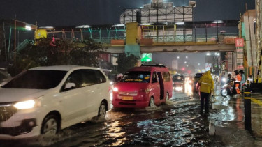 Genangan air di depan Ciplaz Depok, Jawa Barat.
