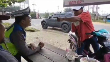 Taufik (68) warga Lirik, Indragiri Hulu, Riau memaki polisi