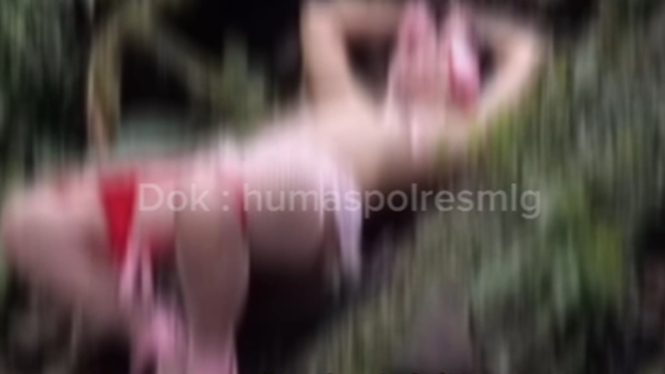 Pria pakai kostum BDSM di lokasi wisata Air Terjun Coban Glotak Malang