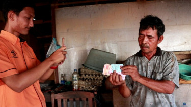PT Pos Indonesia (Persero) menyalurkan bansos sembako dan PKH