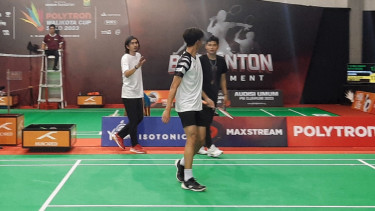 Duta Sheila on 7 semangati anaknya tanding badminton.