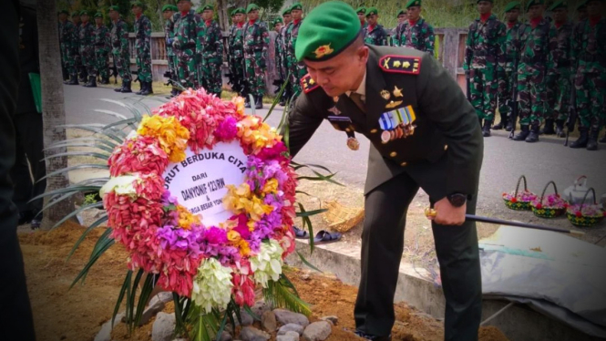 VIVA Militer: Prosesi pemakaman militer almarhum Serka Khainur Adi Yanda