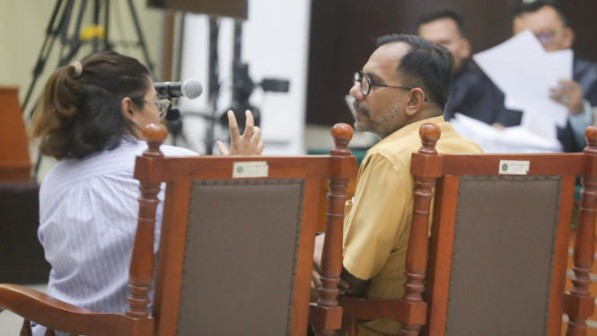 Haris Azhar-Fatia menjalani sidang perdana di PN Jakarta Timur