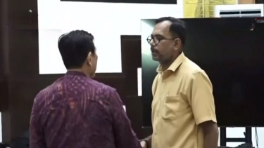 Haris Azhar bersalaman dengan Luhut Pandjaitan dalam persidangan di PN Jakarta Timur 