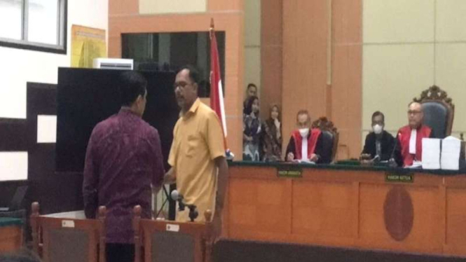 Haris Azhar bersalaman dengan Luhut Binsar Pandjaitan.