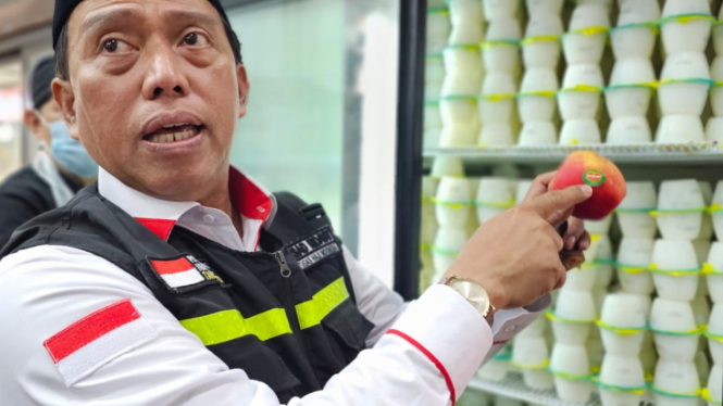 Direktur Bina Haji, Arsad Hidayat cek dabur bandara