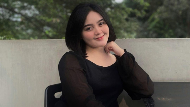 Putri Mandra, Tia Septiana
