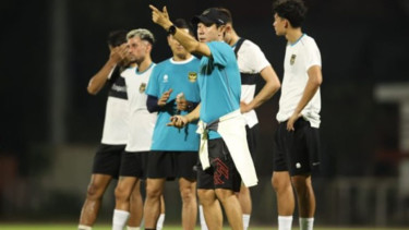 Shin Tae-Yong pimpin latihan Timnas Indonesia