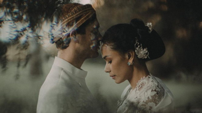 Adinia Wirasti menikah dengan Michael Wahr.