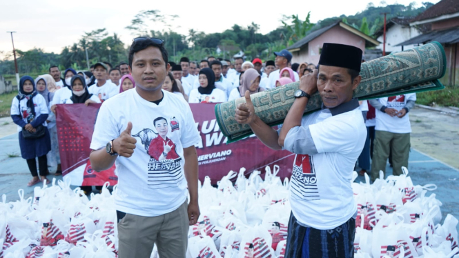 Bantuan Karpet Mushola dari Relawan Pendukung Herviano