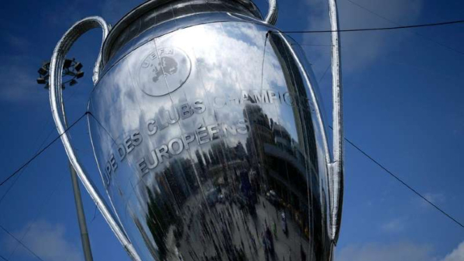Trofi raksasa Liga Champions