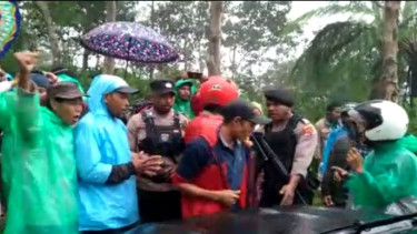 Foto tangkapan layar warga hadang mobil polisi dan PLN.