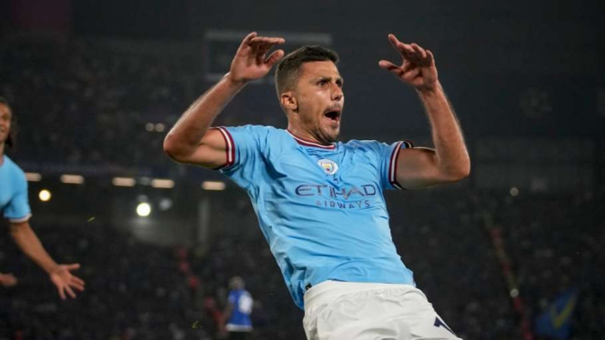 Pemain Manchester City Rodri rayakan gol