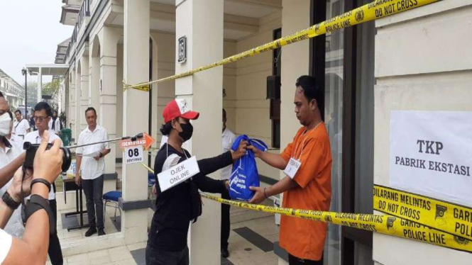 Polisi melakukan rekonstruksi kasus pabrik ekstasi di Tangerang.