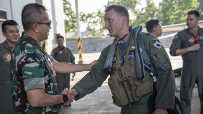 Komandan Skuadron Tempur ke-35 Amerika Serikat Letnan Kolonel Angkatan Udara AS Eric Broyles (kanan).