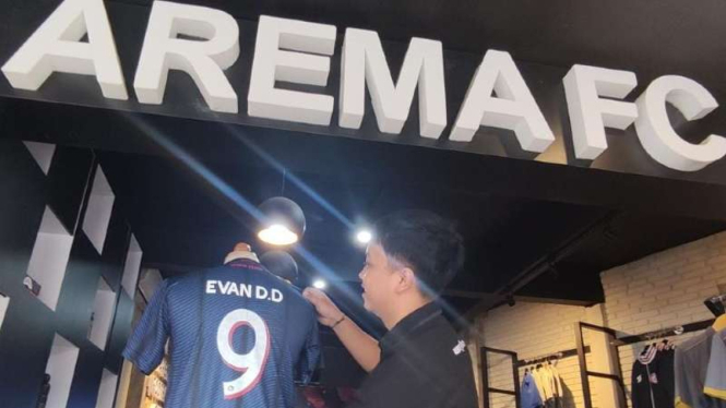Jersey Evan Dimas Darmono dengan nomor punggung 9